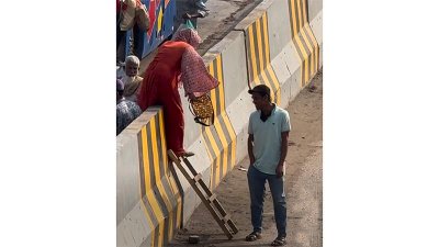 টাকা দিয়ে মই বেয়ে পার হচ্ছেন এক নারী
