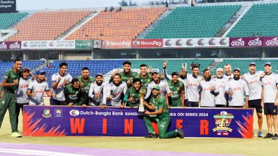 সিরিজ জয়ের ট্রফি হাতে দলের সঙ্গে অধিনায়ক শান্ত।