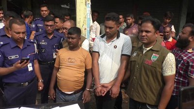 আটক দুই পাচারকারী