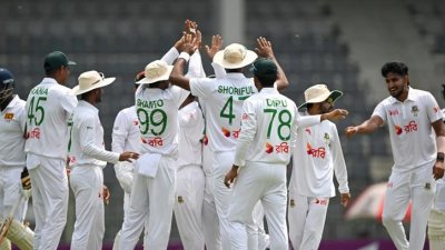 বোলাররা দারুণ করলেও ব্যাকফুটে বাংলাদেশ