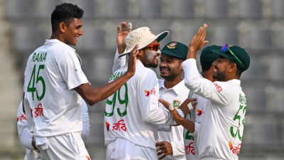 শুরুতে দুই উইকেট নিয়েছেন রানা।