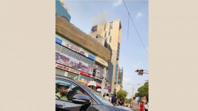 গুলশানে বহুতল ভবনের ওপর আগুন ধোঁয়া