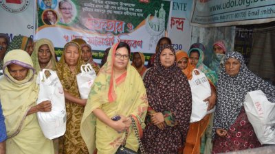 বৃদ্ধাশ্রমে ইফতার ও খাদ্যসামগ্রী বিতরণ করা হচ্ছে