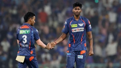 মায়াঙ্ক যাদব তিনটি উইকেট নিয়েছেন।