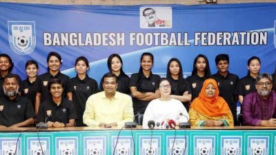 নাসরিন স্পোর্টস একাডেমিতে জাতীয় দলের ফুটবলাররা।