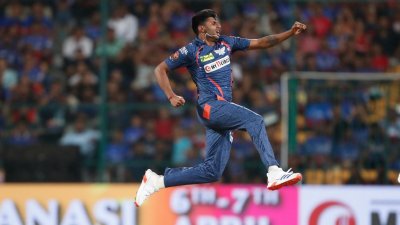 ৩ উইকেট নিয়ে ম্যাচসেরা মায়াঙ্ক যাদব।