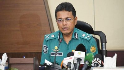 সাংবাদিকদের সঙ্গে আলাপকালে ডিএমপি কমিশনার হাবিবুর রহমান