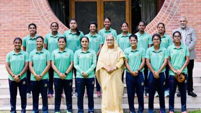 জাতীয় দলের সঙ্গে শেখ হাসিনা