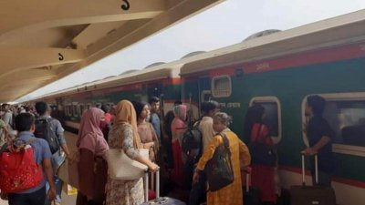 স্বস্তি নিয়ে ঘরে ফিরছেন ট্রেনের যাত্রীরা