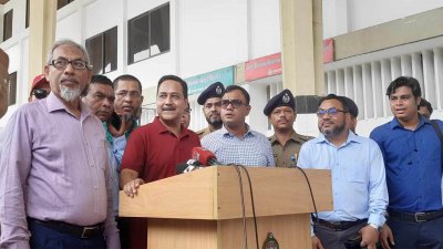 কথা বলছেন বাংলাদেশ রেলওয়ের মহাপরিচালক (ভারপ্রাপ্ত) সরদার সাহাদাত আলী
