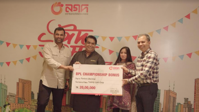 নগদের প্রধান নির্বাহী তানভীর এ মিশুকের কাছ থেকে ২০ লাখ টাকার চেক গ্রহণ করছেন ফরচুন বরিশালের অধিনায়ক তামিম ইকবাল ও স্বত্বাধিকারী মিজানুর রহমান।