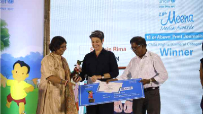 মীনা মিডিয়া অ্যাওয়ার্ড গ্রহণ করছেন বাংলা ট্রিবিউনের নগর সম্পাদক উদিসা ইসলাম