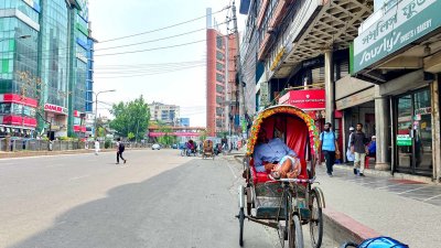 তীব্র গরমে রাজপথে মানুষ ও যান চলাচল কম (ছবি: সাজ্জাদ হোসেন)