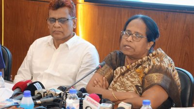 গাইবান্ধা জেলা প্রশাসকের সম্মেলন কক্ষে নির্বাচন কর্মকর্তাদের সঙ্গে মতবিনিময় শেষে সাংবাদিকদের সঙ্গে কথা বলেন ইসি রাশেদা সুলতানা