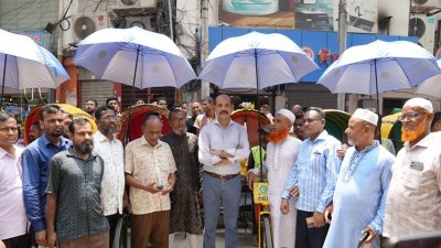 ছাতা বিতরণ কর্মসূচি উদ্বোধন করেন মেয়র আতিক