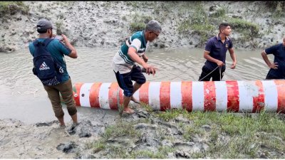 নৌবাহিনী ও কোস্টগার্ডের সদস্যরা এসে উদ্ধার কার্যক্রম শুরু করেছেন