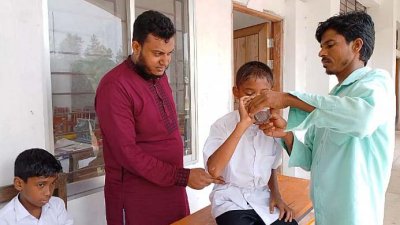 অসুস্থ শিক্ষার্থীদের প্রাথমিক চিকিৎসা দেওয়া হয়েছে