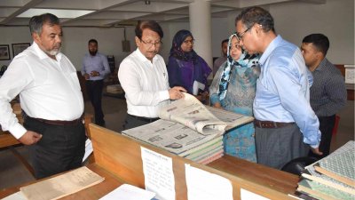 আর্কাইভস ও গ্রন্থাগার অধিদফতর পরিদর্শন করছেন ড. কামাল আবদুল নাসের চৌধুরী