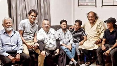 সাবেক সতীর্থদের সঙ্গে মোহাম্মদ মহসিন।