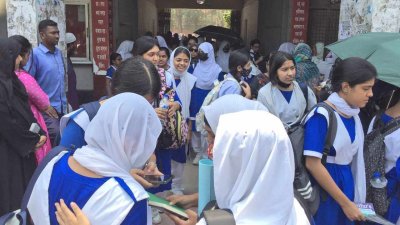 তীব্র গরমের মধ্যেই স্কুলে হাজির হন শিক্ষার্থীরা