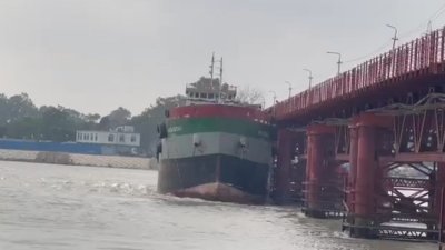 কালুরঘাট রেল সেতুতে আটকে যাওয়া জাহাজ