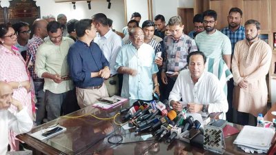 সাংবাদিকদের সঙ্গে আলাপকালে শিক্ষামন্ত্রী মহিবুল হাসান চৌধুরী
