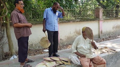 তীব্র গরমে রাস্তার পাশে হাতপাখা বিক্রি