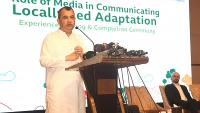 কথা বলছেন পরিবেশমন্ত্রী সাবের হোসেন চৌধুরী