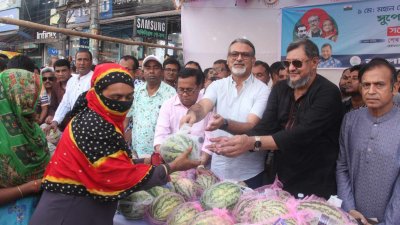 শ্রমিক দিবস উপলক্ষে শ্রমজীবী মানুষকে বিভিন্ন জিনিস বিতরণ করে যুবলীগ