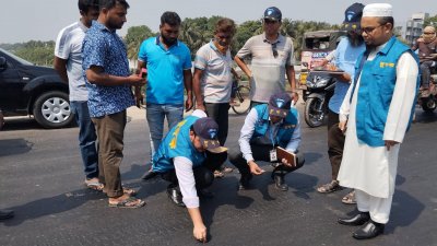 তীব্র গরমে যশোরে মহাসড়কের বিটুমিন গলে যাওয়ার ঘটনা তদন্তে নেমেছে দুর্নীতি দমন কমিশন