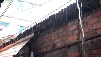 টিনের চালে বৃষ্টির ছোঁয়া