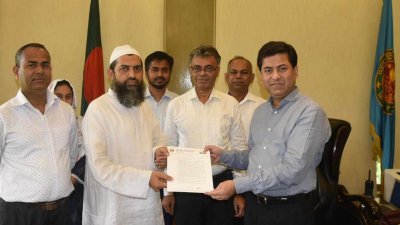 অনাপত্তিপত্র হস্তান্তর করেন ডিএসসিসি মেয়র ব্যারিস্টার শেখ ফজলে নূর তাপস
