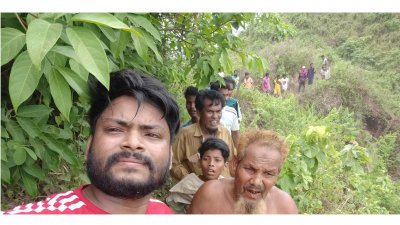 স্থানীয় জনতা পাহাড় থেকে তাদের উদ্ধার করেছে