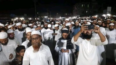 কারাগারের সামনে মামুনুল হকের ভক্তদের ভিড়