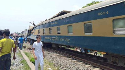 দুর্ঘটনাকবলিত কমিউটার ট্রেন