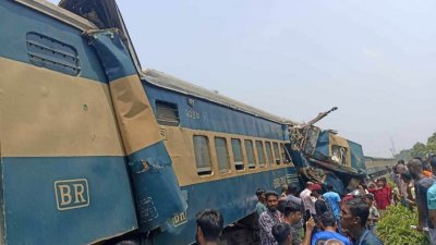 মালবাহী ট্রেনের সঙ্গে যাত্রীবাহী ট্রেনের মুখোমুখি এ সংঘর্ষ হয়