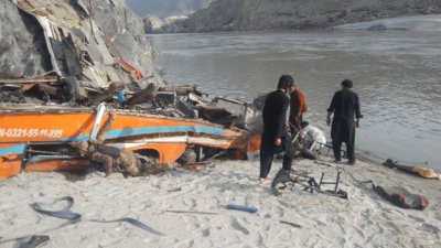 পাকিস্তানের উত্তরাঞ্চলে বাস দুর্ঘটনায় নিহত অন্তত ২০। ছবি: ডন