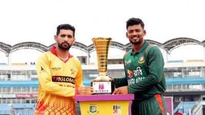 সিরিজের ট্রফি নিয়ে দুই দলের অধিনায়ক।