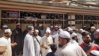 রাজধানীর মোহাম্মদপুরে মামুনুল হকের বাসার সামনে ভিড় জমান ভক্ত ও অনুসারীরা