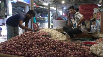 হিলিতে আমদানির খবরে কেজিতে ১০ টাকা কমলো পেঁয়াজের দাম
