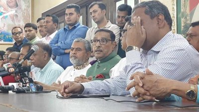 ধানমন্ডিতে রাজনৈতিক কার্যালয়ে বিফ্রিংয়ে ওবায়দুল কাদেরসহ নেতারা