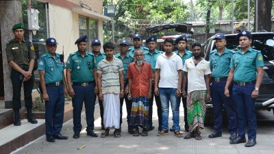 পুলিশের হেফাজতে গ্রেফতার ব্যক্তিরা