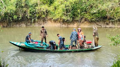 আগুন নেভাতে কাজ করছেন বিভিন্ন বাহিনীর সদস্যরা