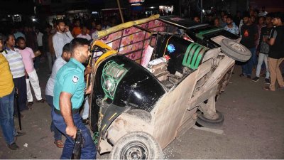 দফায় দফায় থ্রি-হুইলারে ভাংচুর চালায় বাস শ্রমিকরা