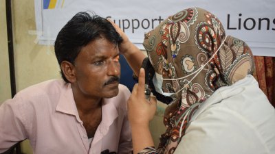 এক চালকের চোখ পরীক্ষা করা হচ্ছে