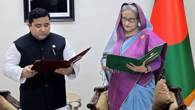 লালমনিরহাট জেলা পরিষদের চেয়ারম্যানকে শপথবাক্য পাঠ করান প্রধানমন্ত্রী, ছবি: ফোকাস বাংলা