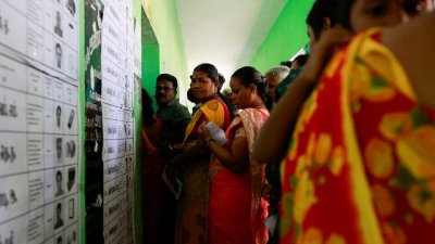 প্রথম দুই ধাপে ভোটার উপস্থিতি ছিল প্রত্যাশার চেয়ে কম। ছবি: রয়টার্স