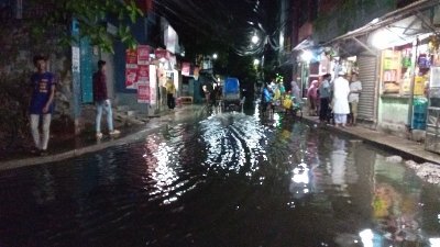 সড়কে জলাবদ্ধতা হয়ে ড্রেনের ময়লায় সয়লাব হয় শহর