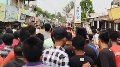 সাকিবকে দেখতে ভক্তদের ভিড়