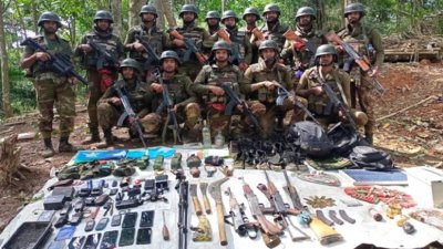 উদ্ধার হওয়া অস্ত্র ও গোলা